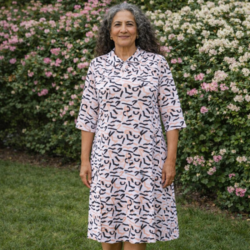 Robe médicalisée femme senior ouverte dos - claire