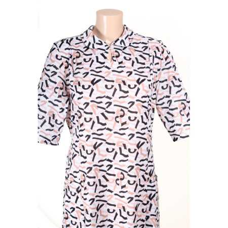 Robe médicalisée femme senior ouverte dos - claire vue face zoom