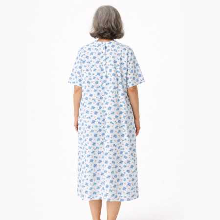 Chemise de nuit médicalisée fleurs bleues femme senior vue dos