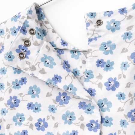 Chemise de nuit médicalisée fleurs bleues femme senior zoom ouverture pressions