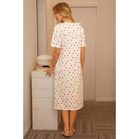 chemise de nuit femme âgée motif étoile bleue vue dos