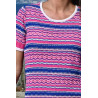 Pull rose et bleu effet ethnique femme senior bohème zoom