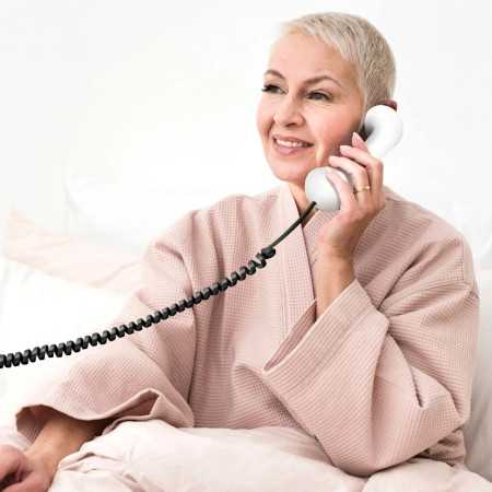 Téléphone fixe senior combine amplifié retranscription voix femme