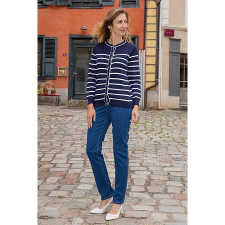 Cardigan femme facile à enfiler couleur marine rayures blanches tenue
