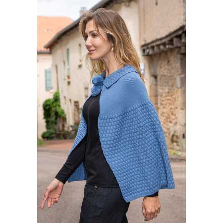 cape pompon femme senior facile à enfiler coloris bleu profil
