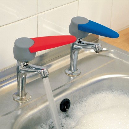 Tourne robinets eau chaude - eau froide en situation seuls