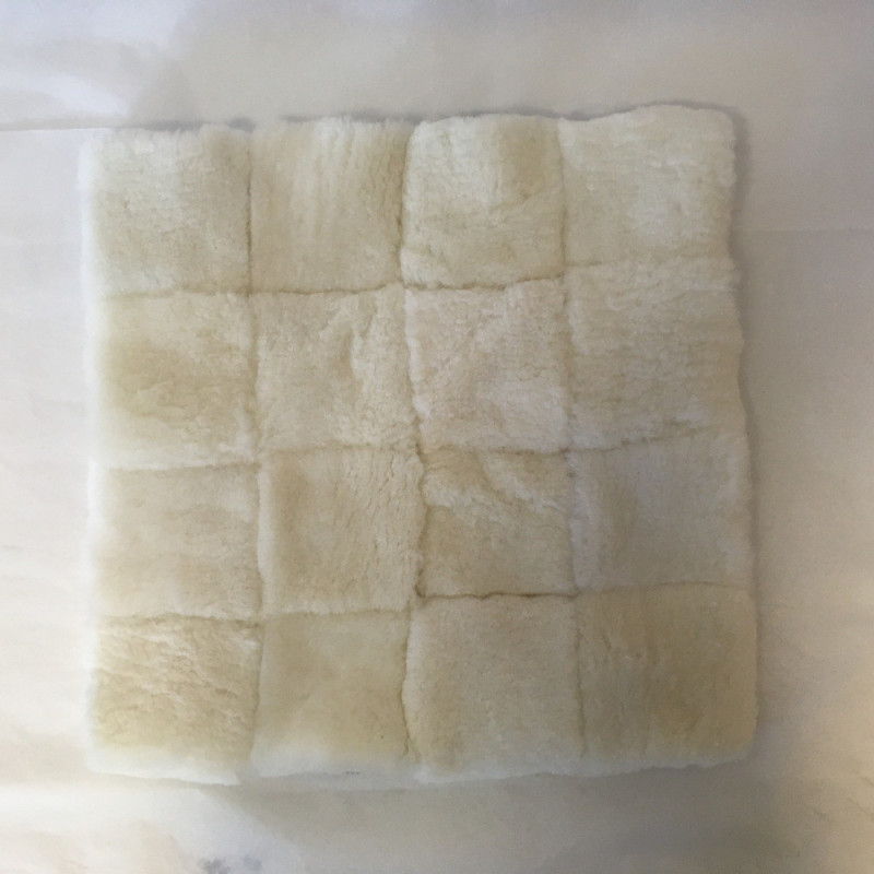 Galette de siège 100 % peau mouton dessus Galette de siège 100 % peau mouton dessus