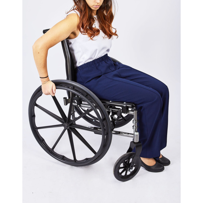 Pantalon ouvert femme au fauteuil en situation Pantalon ouvert femme au fauteuil en situation