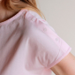 Tee-shirt ouvert épaule rose détail épaule fermé