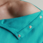 Tee-shirt ouvert épaule turquoise détail épaule ouvert partiel