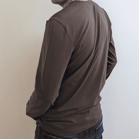 Tee-shirt ouverture clavicule marron vue de dos