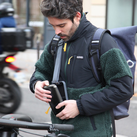 Sac banane sécurisé alu. RFID - Noir en situation homme