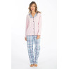 Pyjama femme senior motif carreaux et uni manches longues femme debout