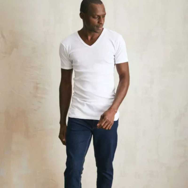 Tee shirt blanc col V porté