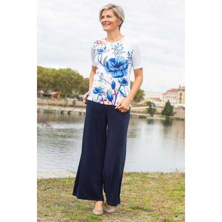 Tee-shirt médicalisé femme manches courtes blanc avec fleurs bleues vue tenue complète 