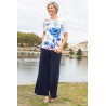Tee-shirt médicalisé femme manches courtes blanc avec fleurs bleues vue tenue complète 