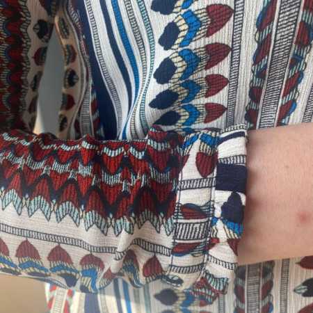 Blouse femme senior médicalisée motifs indiens vue manche 