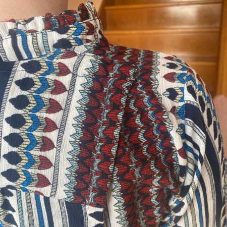 Blouse femme senior médicalisée motifs indiens vue de dos zoom 