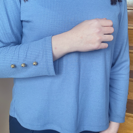 Pull  bleu médicalisé pour femme senior manches longues  détail manches 