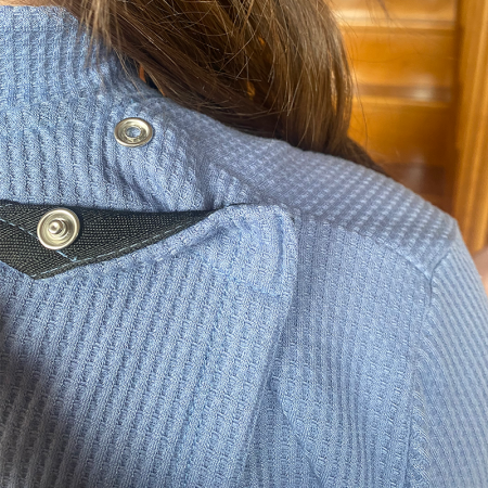 Pull  bleu médicalisé pour femme senior détail pressions ouverture dos 