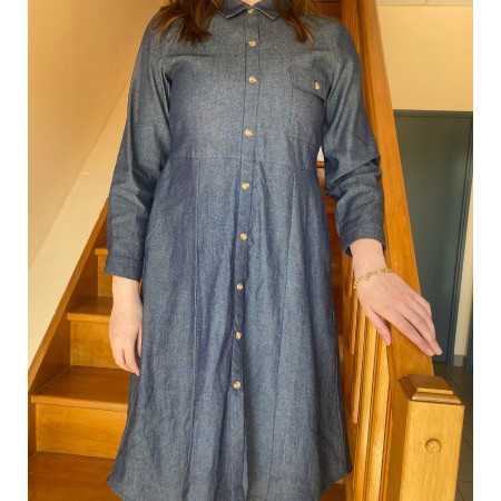 Robe médicalisée en jean's avec ouverture dos par pressions - vue de face 