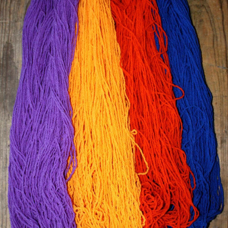 Echeveaux de laine à tricoter diverses couleurs Echeveaux de laine à tricoter diverses couleurs