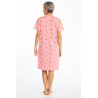 Robe de chambre manches courtes femme senior facile à enfiler rose avec des macarons vue de dos  
