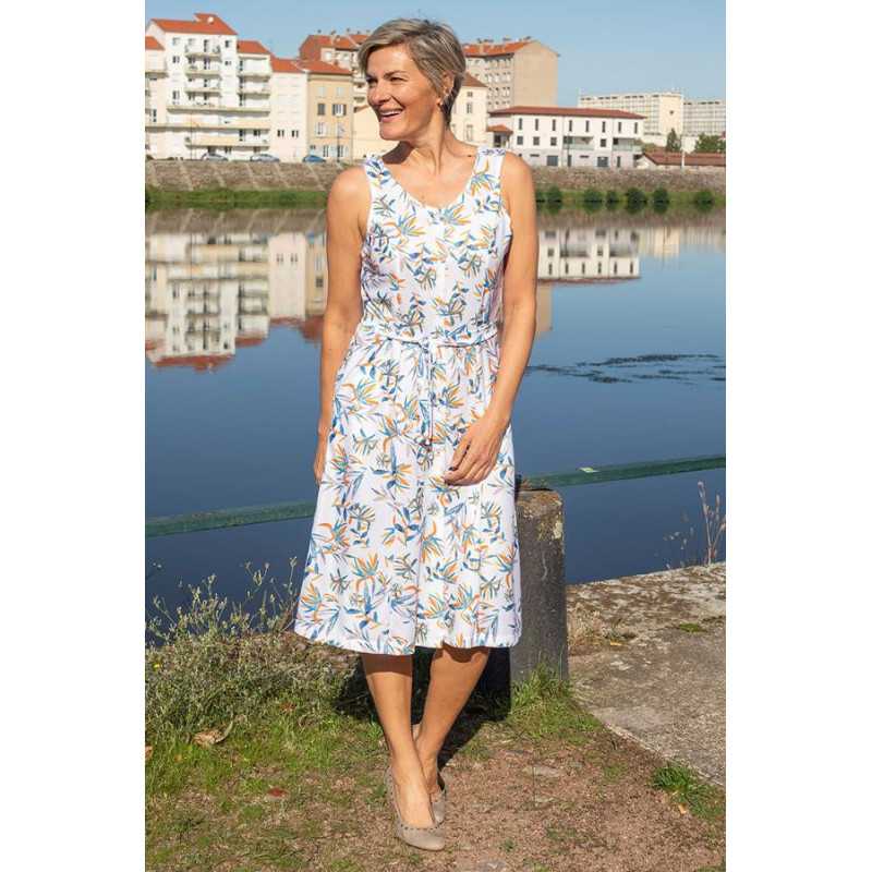 Robe fleurie avec ouverture à l'avant par boutons pour femme senior