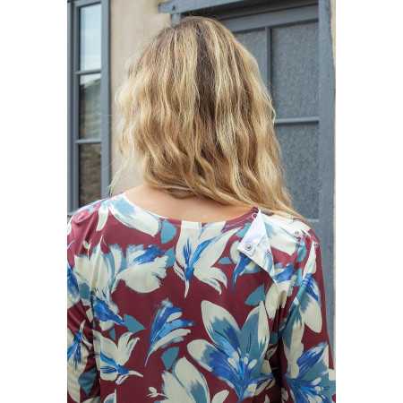 Top médical ouverture dos croisée - femme âgée Ehpad - motif fleuri zoom vue dos