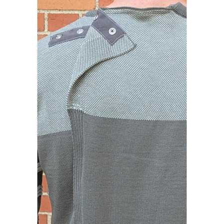 Pull homme médcalisé ouvert dans le dos gris avec des rayures  zoom dos