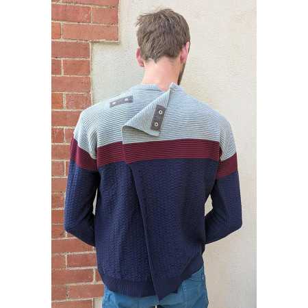 Pull homme senior médical ouvert dans le dos par pressions vue dos