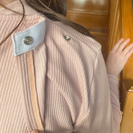 Haut médicalisé rose élégant ouvert dans le dos (croisé) femme senior