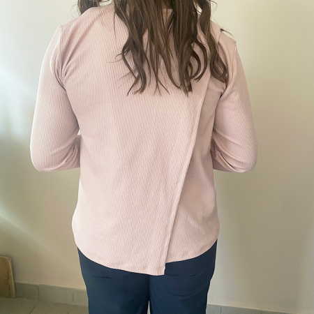 Haut médicalisé rose élégant ouvert dans le dos (croisé) femme senior