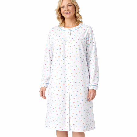 Chemise de nuit ouverte à l'avant femme senior motif papillon