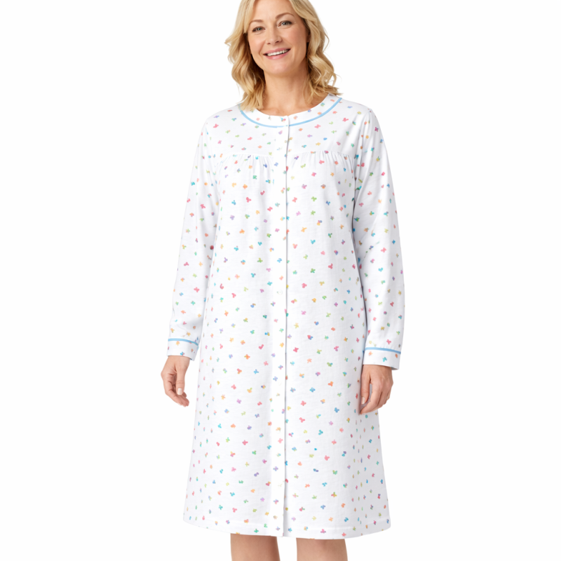 Chemise de nuit ouverte à l'avant femme senior motif papillon