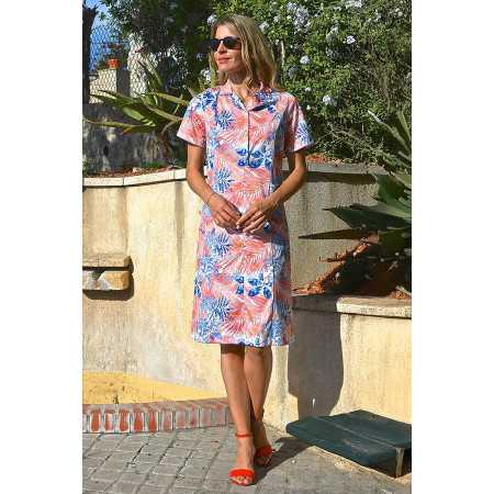 Robe dos droit aimant femme âgée dépendante