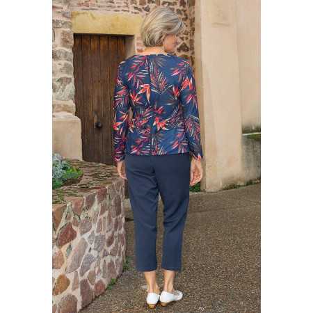 Grenouillère médicalisée femme senior marine fleurie vue dos