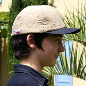 Casquette beige de profil