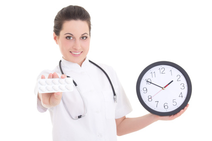jeune femme medecin avec medicaments et horloge