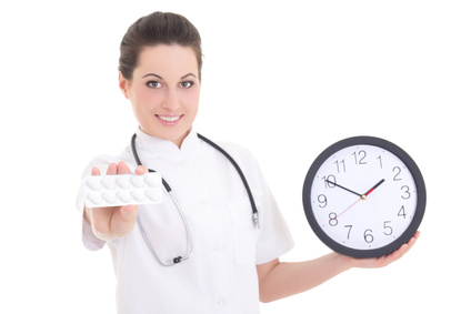 jeune femme medecin avec medicaments et horloge