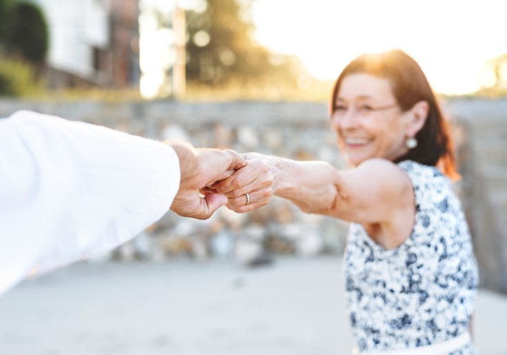 femme heureuse qui tient une main tendue