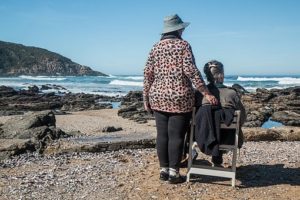 deux femmes seniors qui se contemplent la mer