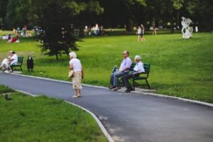 les seniors qui profitent de l'air frais dans un jardin