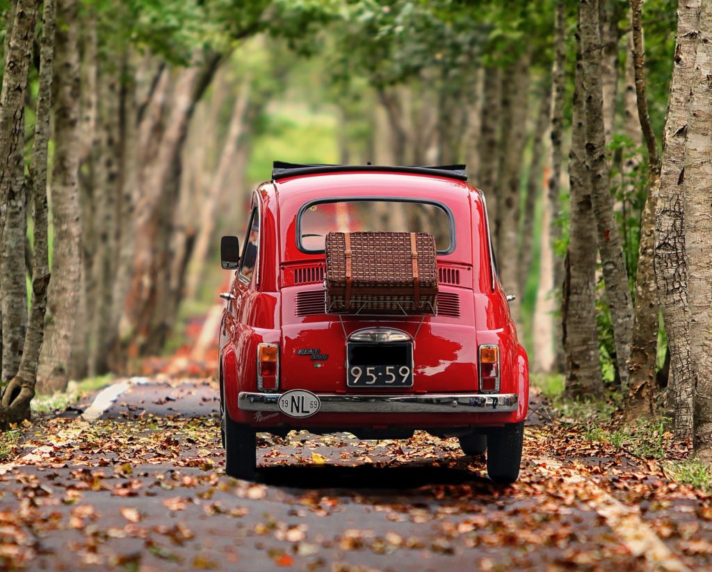 Voiture avec des bagages pour partir en vacances