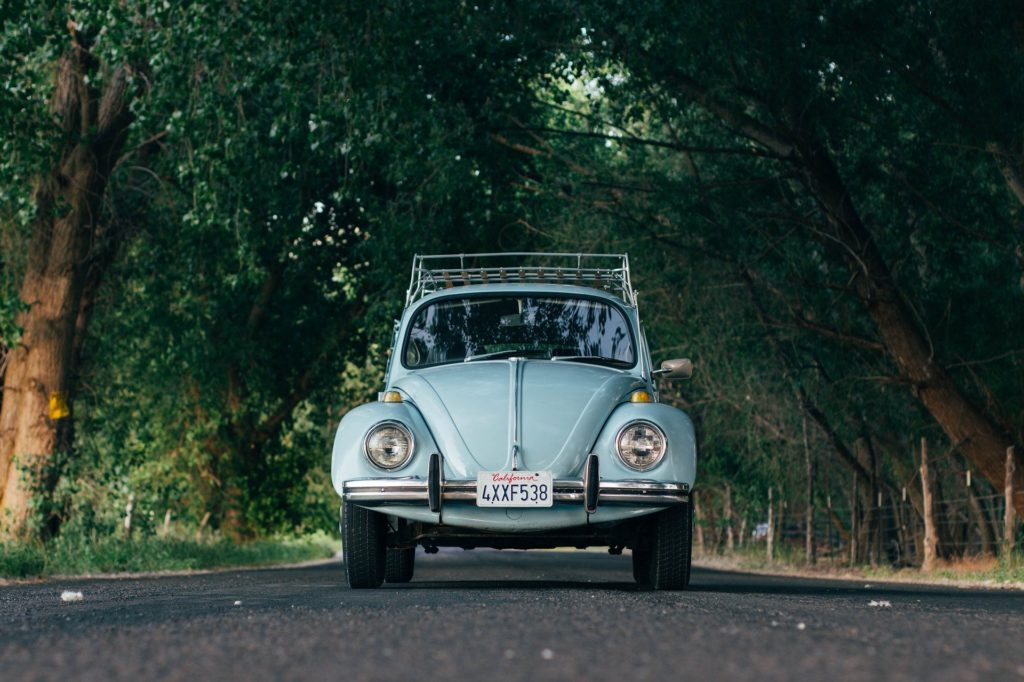 Voiture ancienne pour partir en voyage 