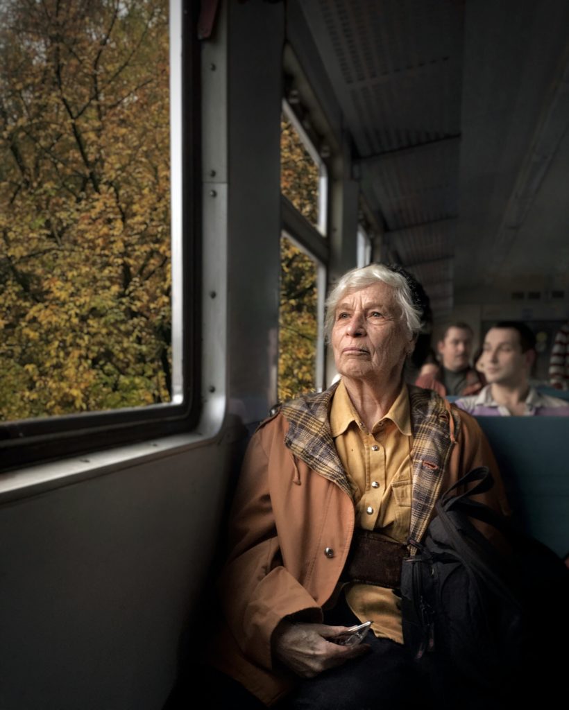 Femme âgée seule dans le train