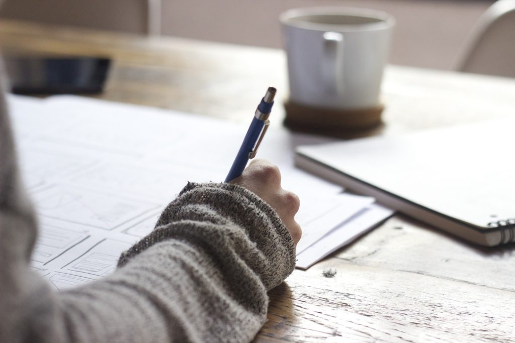 Femme qui écrit sur une feuille