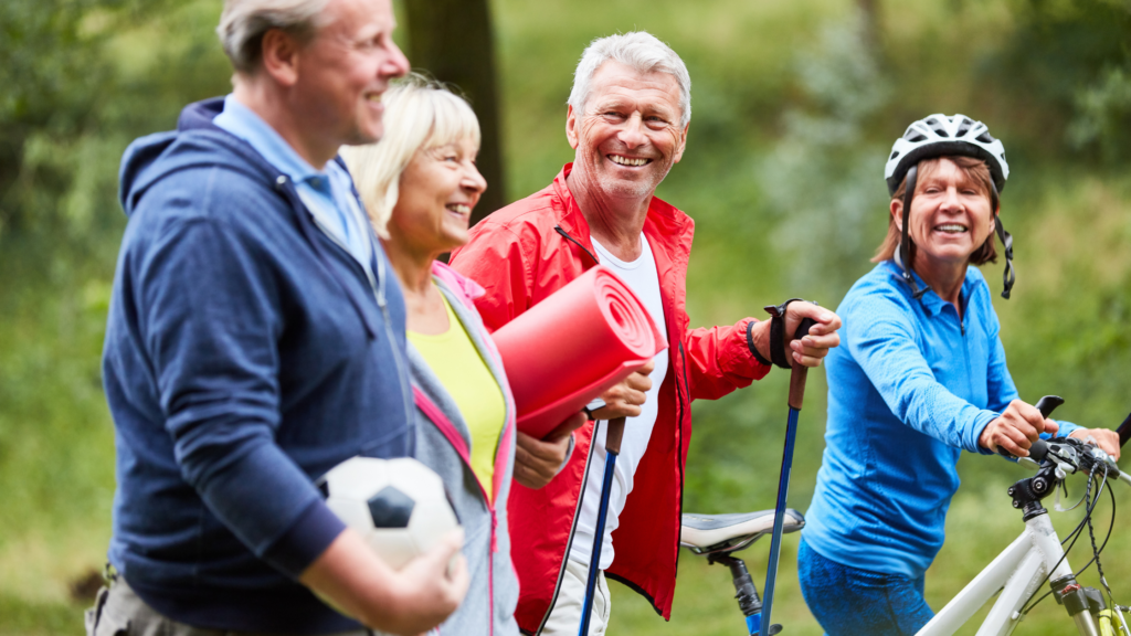 Groupe de seniors en train de faire du vélo et de la marche 