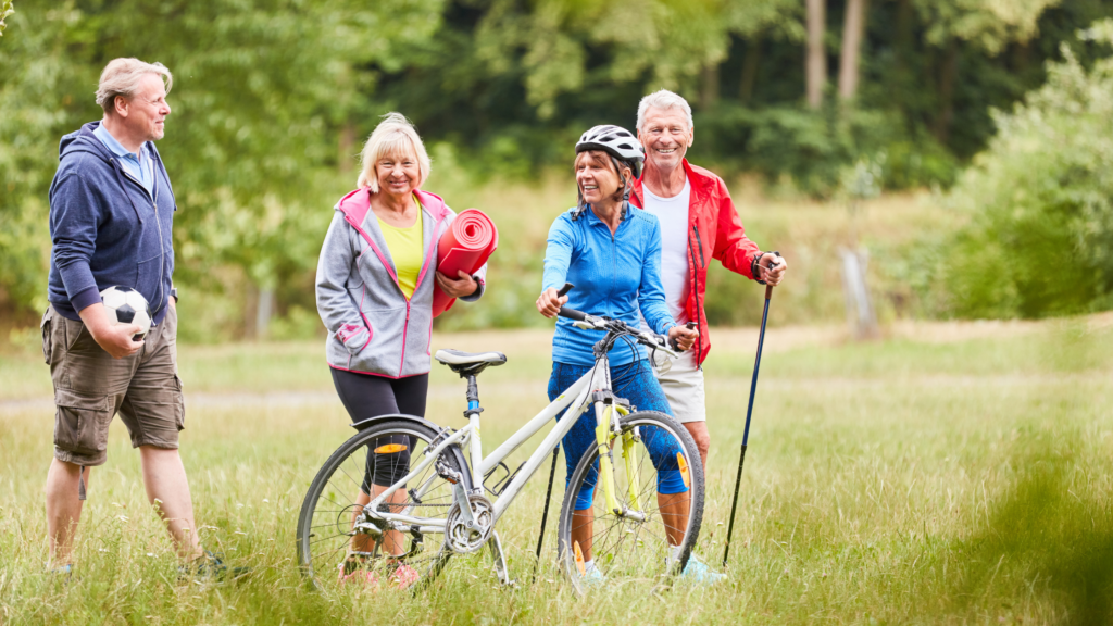 Groupe de seniors en train de faire une activité physique sportive 