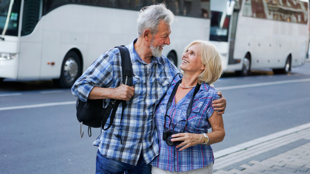 Couple de seniors en vacances 